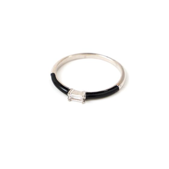 Δαχτυλίδι μονόπετρο από επιπλατινωμένο ασήμι 925° με μαύρο σμάλτο