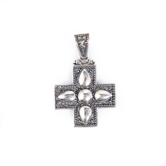 Βυζαντινός ασημένιος σταυρός με αχάτες