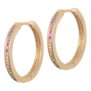 Σκουλαρίκια κρίκοι λεπτοί, μεσαίου μεγέθους είναι φτιαγμένα από ασήμι 925 με επιχρύσωση Κ14. Έχουν κομψό και μοντέρνο σχεδιασμό με επαναλαμβανόμενο μοτίβο από μικρά πολύχρωμα ζιργκόν σε γραμμική διάταξη, τοποθετημένα περιμετρικά του κρίκου. Η επιχρύσωση τούς προσδίδει έξτρα λάμψη και λαμπρότητα. Είναι ιδανικά και για επίσημες περιστάσεις ή βραδινές εξόδους, προσφέροντας στυλ και μοναδικότητα σε κάθε εμφάνιση.