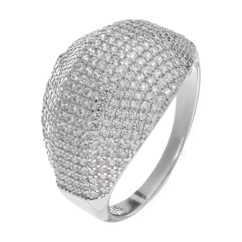 Δαχτυλίδι κατασκευασμένο από ασήμι 925 το οποίο έχει επιροδιωθεί για να αποκτήσει μεγαλύτερη ανθεκτικότητα και έντονη λάμψη. Το σχέδιό του είναι εντυπωσιακό με ολόκληρη την επιφάνεια του δαχτυλιδιού καλυμμένη από μικρές λαμπερές, πέτρες ζιργκόν, τοποθετημένα πολύ κοντά μεταξύ τους, δημιουργώντας ένα εφέ pavé (καλύμματος), που προσδίδει ιδιαίτερη πολυτέλεια και λάμψη στο κόσμημα.