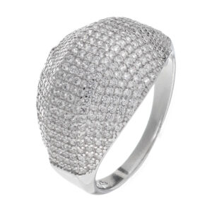 Δαχτυλίδι κατασκευασμένο από ασήμι 925 το οποίο έχει επιροδιωθεί για να αποκτήσει μεγαλύτερη ανθεκτικότητα και έντονη λάμψη. Το σχέδιό του είναι εντυπωσιακό με ολόκληρη την επιφάνεια του δαχτυλιδιού καλυμμένη από μικρές λαμπερές, πέτρες ζιργκόν, τοποθετημένα πολύ κοντά μεταξύ τους, δημιουργώντας ένα εφέ pavé (καλύμματος), που προσδίδει ιδιαίτερη πολυτέλεια και λάμψη στο κόσμημα.